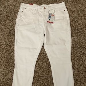 NWT Signature Levi’s skinny cropped white jeans